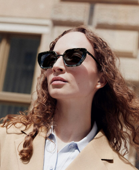This is Nika, a Cat Eye shaped frame from the Classic collection made of Hybrid.