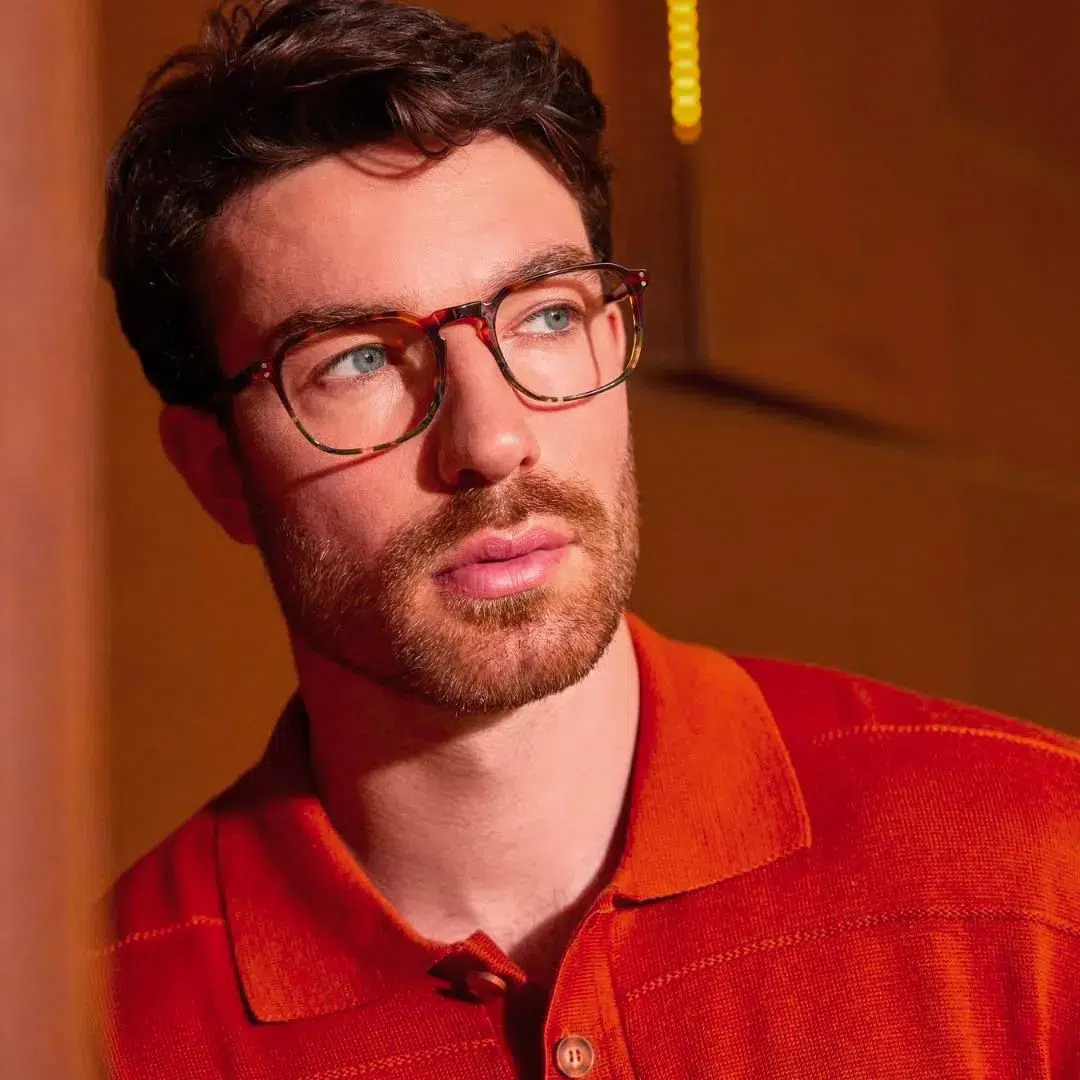Frames in warm shades, ideal for brightening the face.