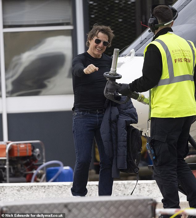 Tom Cruise in airport