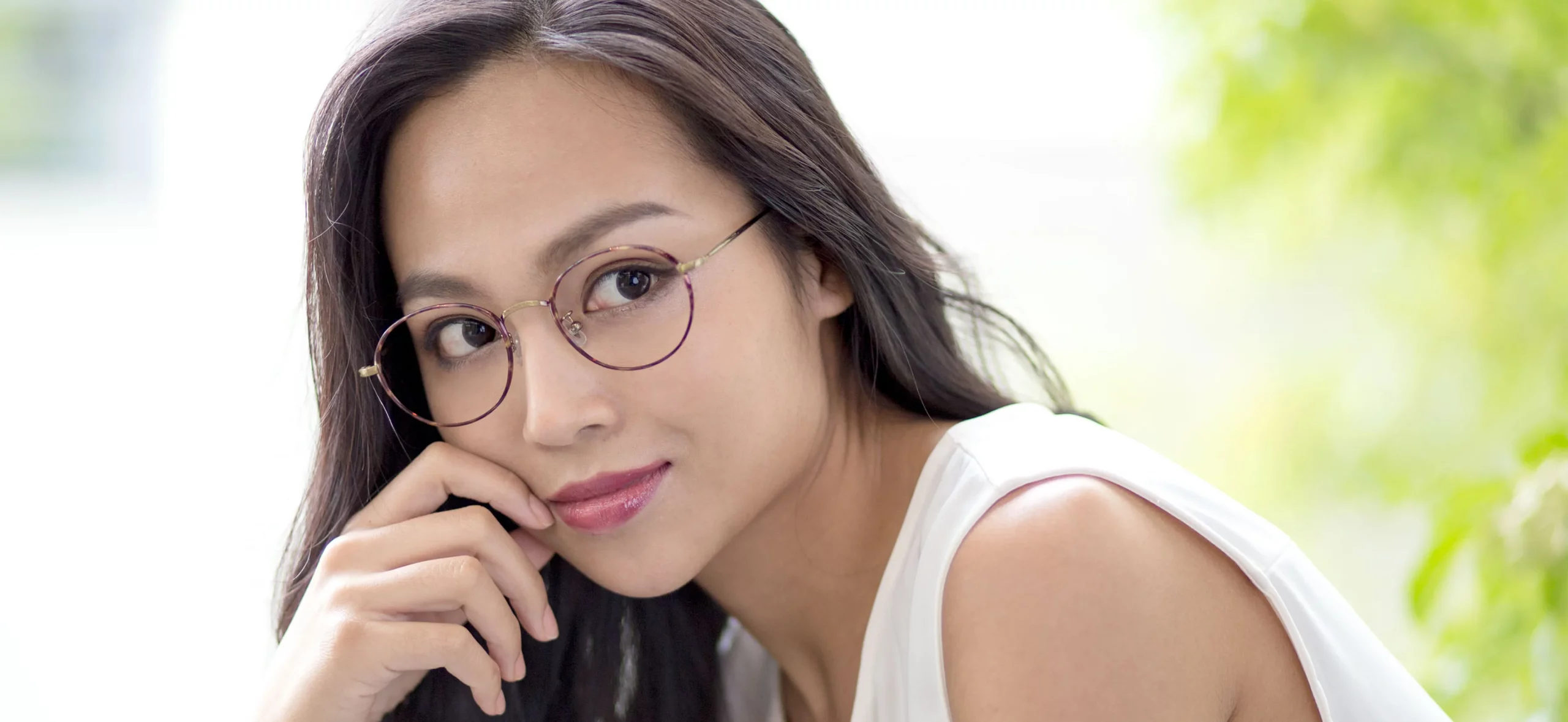 Woman wearing round eyeglasses
