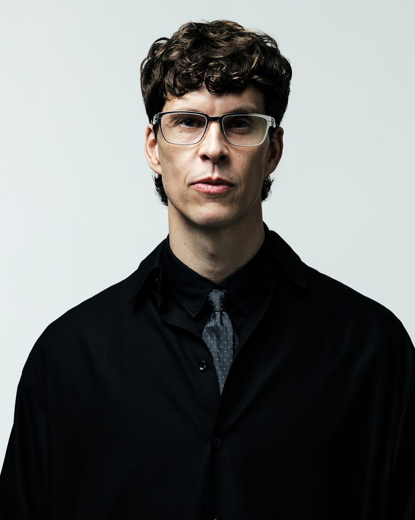 Man in eyeglasses Iconic Chrome Capsule