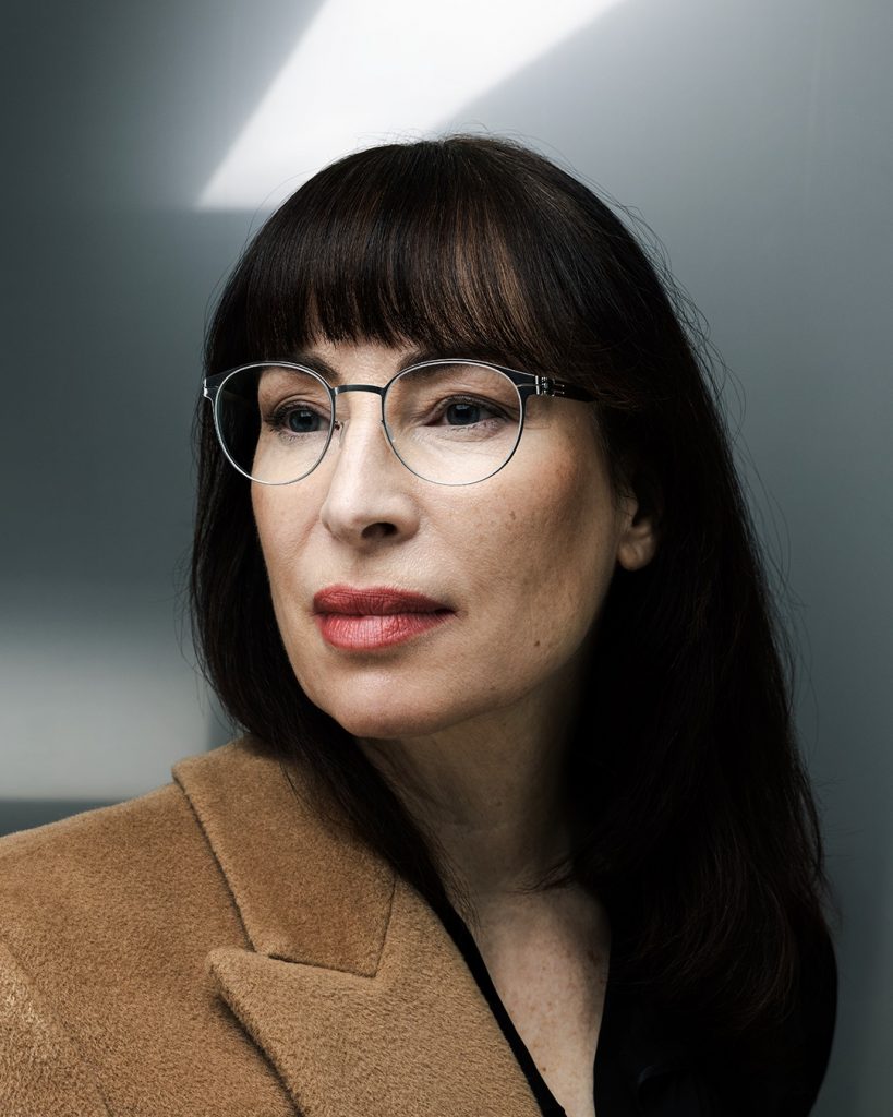 Woman in round frames